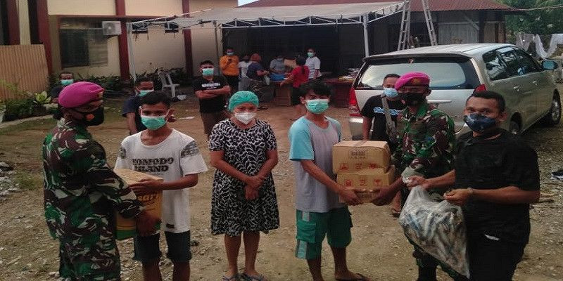 Prajurit Yonmarhanlan VII salurkan   bantuan sembako kepada para pengungsi korban badai siklon seroja di Kupang