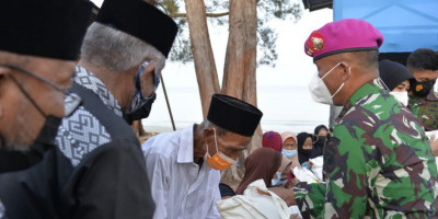 Dankormar Pimpin Doa Bersama di Pantai Pendaratan Amfibi