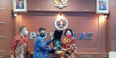 PWI Jaya Award untuk Wiluyo Kusdwiharto dan Sri Andini