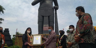 Rekor MURI untuk Patung Gajah Mada di Mojokerto