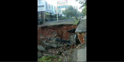 Jalan di Depok Ini Ambles, Petugas Pasang Garis Polisi
