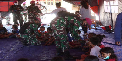 Personil PRCPB Yonmarhanlan VII beri trauma healing pada anak anak