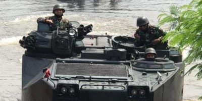 Menkav 1 Marinir Melaksanakan Latihan Mengemudi Laut 