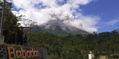 Gunung Merapi Muntahkan Awan Panas 2 Kilometer, Hujan Abu Terjadi di Cepogo