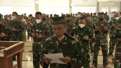 Korps Marinir TNI AL Gelar Sholat Ghaib Dan Doa Untuk 53 Awak KRI Nanggala-402