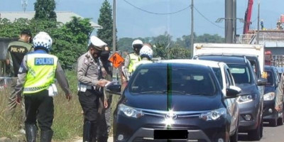 Pra pelarangan mudik Lebaran 2021, Polisi Sekat Kendaraan di Cileunyi