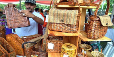 Bangkitkan Ekonomi, Ambu Anne Ajak Masyarakat Beli Produk UMKM