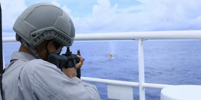Personel Zona Maritim Timur Latihan Tembak di Laut