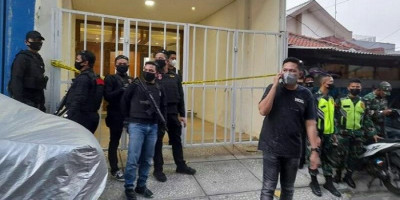 Polisi Sita Dokumen dan Bahan Peledak dari Kediaman Munarman dan Sekretariat FPI