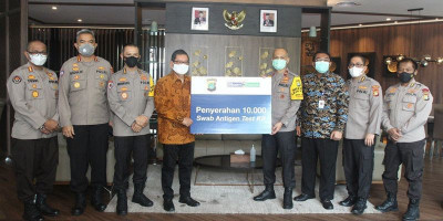 Siloam Hospitals Internasional Serahkan 10 Ribu Swab Antigen Test Kit ke Polda Metro Jaya  