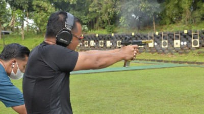 Dankormar dan Pejabat Utama Mako Kormar Latihan Menembak Pistol