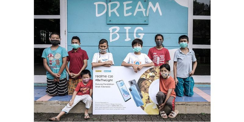 Gandeng SOS Children's Villages Indonesia, Realme Bagikan Smartphone untuk Pelajar di Pelosok