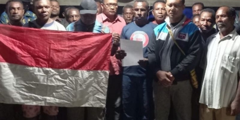 Pentolan Teroris OPM Papua Alex Hamberi dan Anggotanya Menyerahkan Diri 