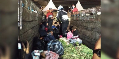 Demi Mudik ke Garut Mereka Bersembunyi di Tumpukan Sayur