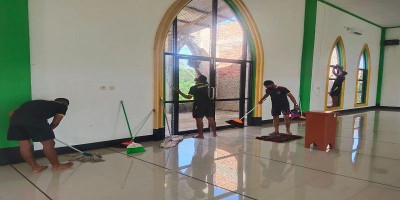 Jadi Rutinitas, Prajurit Kakatua Raja Sakti Kembali Bersihkan Tempat Ibadah