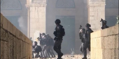  Israel Serang Warga Palestina di Masjid Al-Aqsa, 300 Orang Lebih Terluka