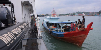 Lagi, Bakamla RI Jemput Delapan Nelayan Indonesia di Perbatasan Laut Indonesia-Malaysia