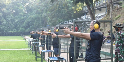 Dankormar dan Pejabat Utama Korps Marinir Rutin Latihan Tembak