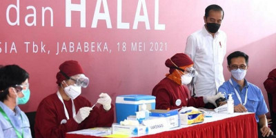 Tinjau Pelaksanaan Perdana Vaksinasi Covid-19 Gotong Royong untuk Pekerja, Ini Kata Jokowi