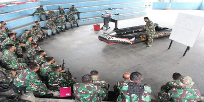 Prajurit Nanggala Terima Ilmu Pengoperasian Perahu Karet Dan Motor Tempel 