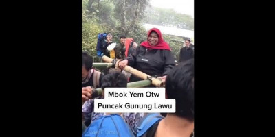 Bak Seorang Ratu, Mbok Yem Ditandu Menuju Puncak Gunung Lawu