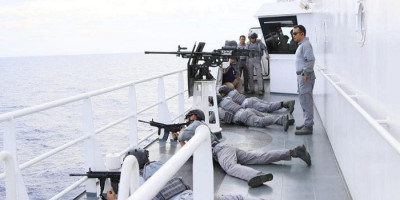 KN Tanjung Datu-301 Bakamla RI Uji Senjata di Tengah Laut