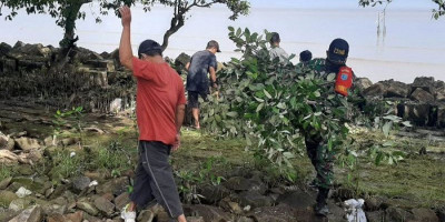 Dukung Potensi Wisata, Koramil Pemangkat Karya Bakti di Pesisir Pantai