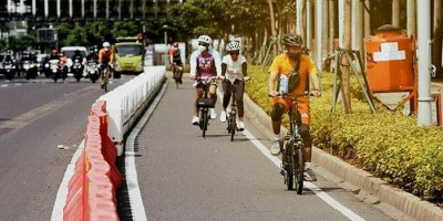 Jalur Road Bike di JLNT Kampung Melayu-Tanah Abang Diuji Coba