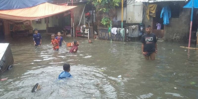 Sungai Ciliwung Meluap Akibat Diguyur Hujan Sejak Semalam, 14 RT Banjir