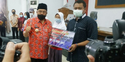 Pemkot Blitar Serahkan Program Bantuan Rehabilitasi 324 Unit Rumah