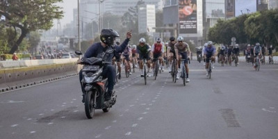 Aksi Pemotor Acungkan Jari Tengah ke Pesepeda yang Keluar Jalur Viral dan Didukung Netizen