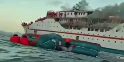 Kapal Terbakar di Perairan Pulau Limafatola, Penumpang Terombang-ambing di Laut
