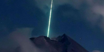 Kilatan Cahaya Diduga Meteor Jatuh di Puncak Gunung Merapi, Ini Kata LAPAN