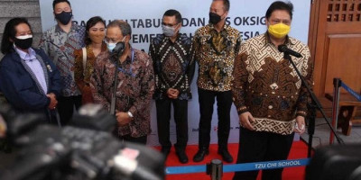 Airlangga Hartarto Lepas Bantuan Tabung Oksigen Tahap Kedua ke India