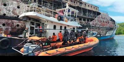 Bakamla RI Bantu Selamatkan Kapal Penumpang yang Terbakar di Perairan Lifa Matola