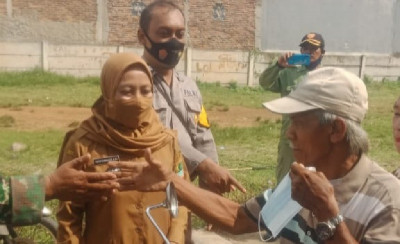  Putus Mata Rantai Covid -19, Pemdes Cikampek Barat Bagikan Masker
