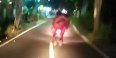 Pemuda Nekat Ini Telanjang dan Pamer Kemaluan di Atas Motor