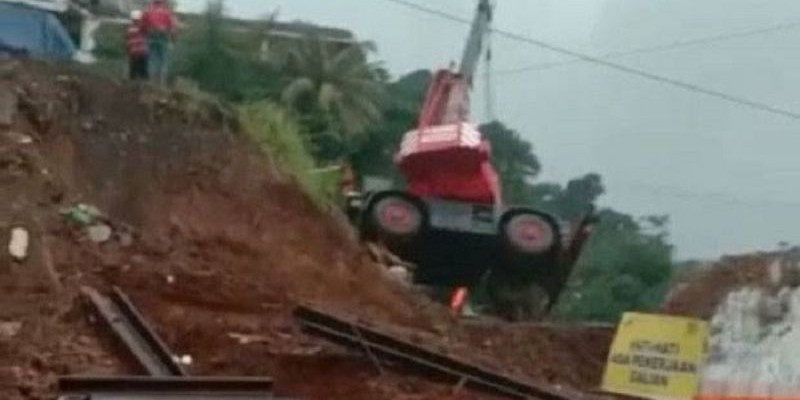 Crane Terguling di Lokasi Proyek Rel Ganda Bogor-Sukabumi, Ini Penjelasannya