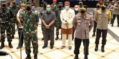 Tinjau Vaksinasi Massal di Bandung, Panglima TNI dan Kapolri Minta Warga Tetap Disiplin Prokes