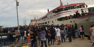 Jenazah Bupati Singihe Diturunkan dari Kapal, Disambut Lautan Manusia
