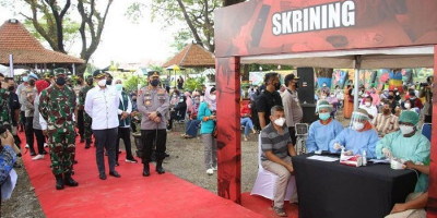 Kapolri, Panglima TNI dan Menkes Pantau Vaksinasi di Madiun