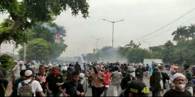 Ricuh di PN Jaktim, Pendukung Rizieq Bawa Pisau dan Ketapel, Polisi Tembak Gas Air Mata