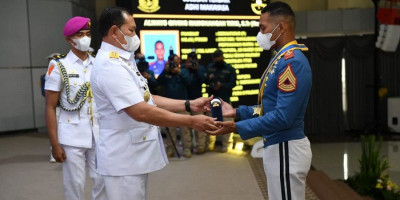 Taruna AAL Anak Juru Parkir di Papua Raih Anugerah Adhi Makayasa dari Kasal