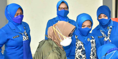 Ketua Gabungan Jalasenastri Korps Marinir Tinjau Langsung Serbuan Vaksinasi Covid-19