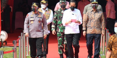 Jokowi Tinjau Vaksinasi Massal Jelang HUT ke-75 Bhayangkara