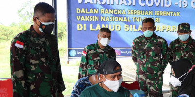 Komandan Lanud Silas Papare, Tinjau Pelaksanaan Serbuan Vaksin.