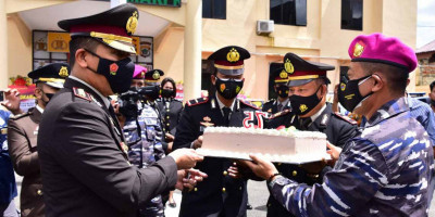 75 Tahun Bhayangkara, Danpasmar 3 Beserta Prajurit Berikan Kejutan Kepada Kapolres Sorong