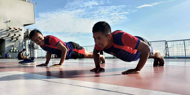 Di Atas KRI Dr.Soeharso Prajurit Marinir Laksanakan Olahraga Dan Berjemur