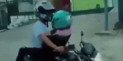 Viral, Sejoli Ini Diduga Berhubungan Seks di Atas Motor yang Melaju