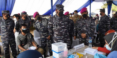 Kasal Tinjau Langsung Serbuan Vaksinasi Terhadap Masyarakat Maritim di Markas Marinir Marunda